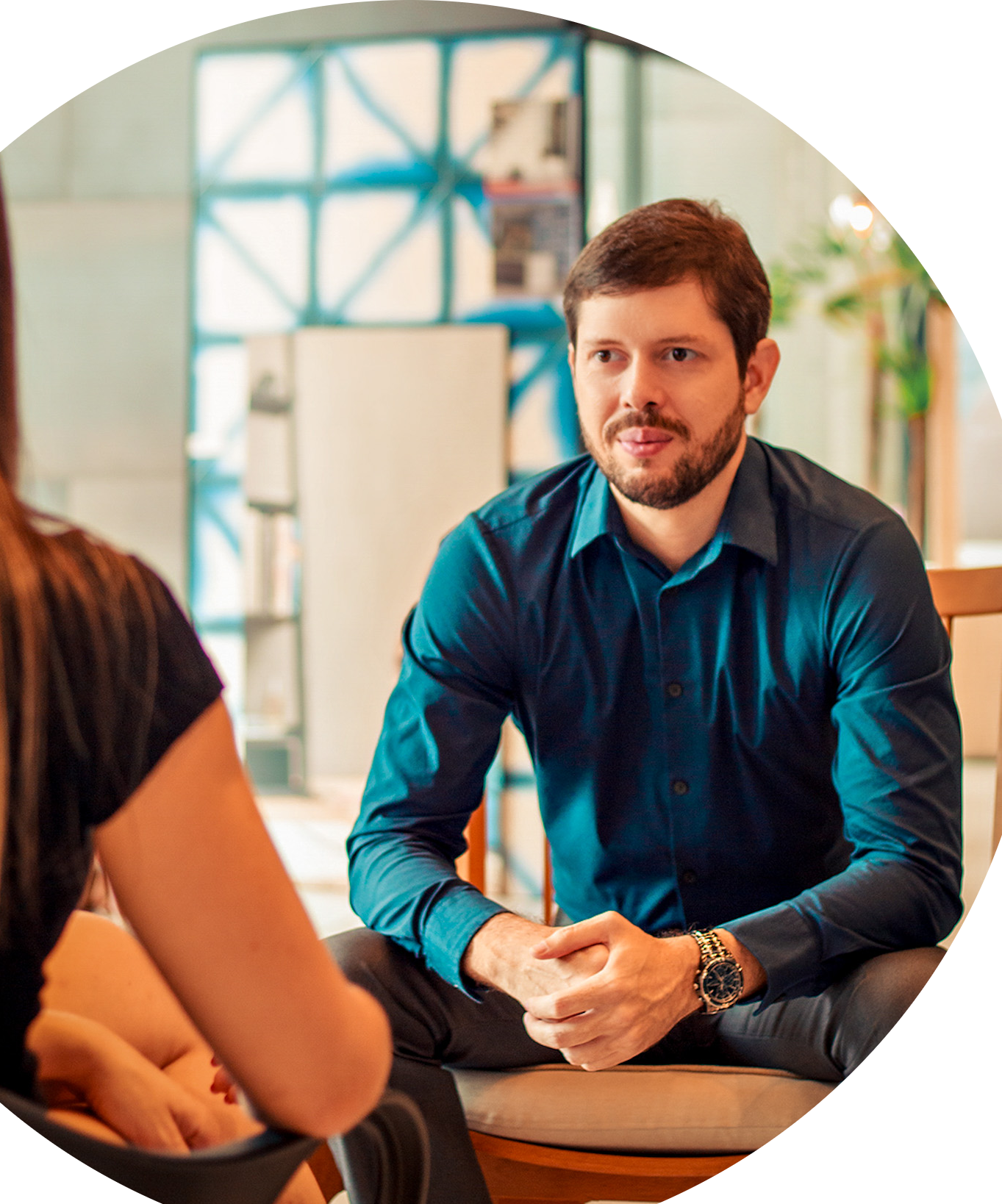 Rafael Dantas, psicólogo, atendendo uma paciente